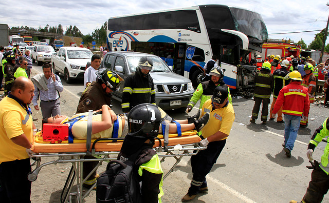 Mujer murió y 22 pasajeros quedaron heridos en choque de bus con camión