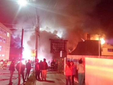 Incendio consumió dos locales comerciales en Punta Arenas