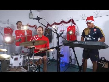 Alexis y sus compañeros del Arsenal mandan un musical saludo navideño