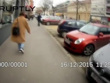 Brutal arresto de una anciana por cruzar un semáforo en rojo
