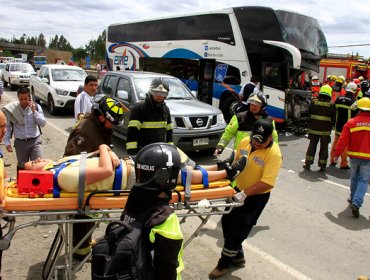 Mujer murió y 22 pasajeros quedaron heridos en choque de bus con camión