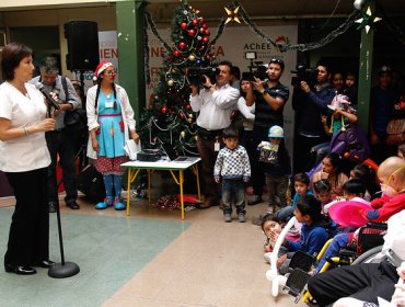 Ministra Castillo llevó mensaje de apoyo a niños que pasarán Navidad en hospital