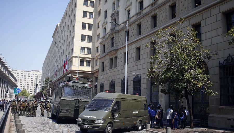 Carabineros desaloja ocupación del Ministerio de Hacienda