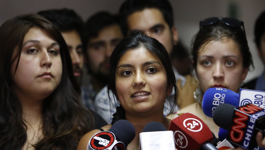 Estudiantes del Confech protestan en el TC contra el fallo de gratuidad