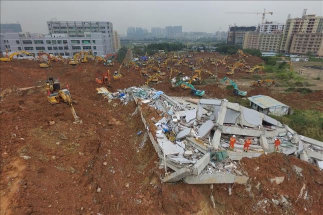 China: Búsqueda de supervivientes del alud se eterniza mientras llueven las críticas