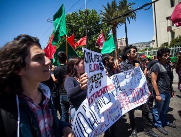 Estudiantes marcharon en Valparaíso y Santiago previo a movilización de Confech