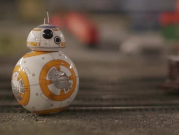 La curiosa visita de BB-8 a museo en Chicago