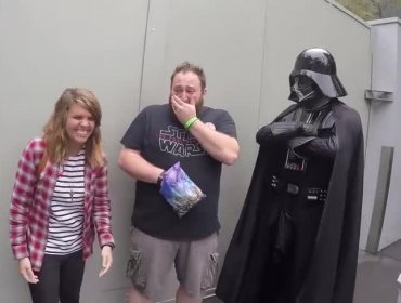 Darth Vader ayuda a una joven a darle emocionante noticia a su marido