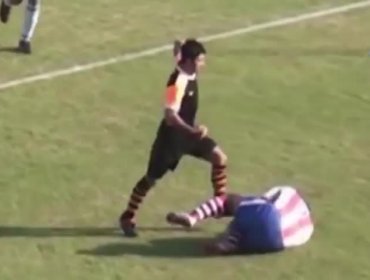 ¡Brutal! Futbolista turco es expulsado y propina feroz patada en la cara a rival