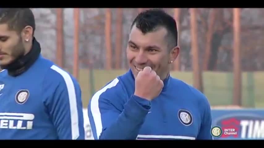 Gary Medel participa en el video navideño del Inter