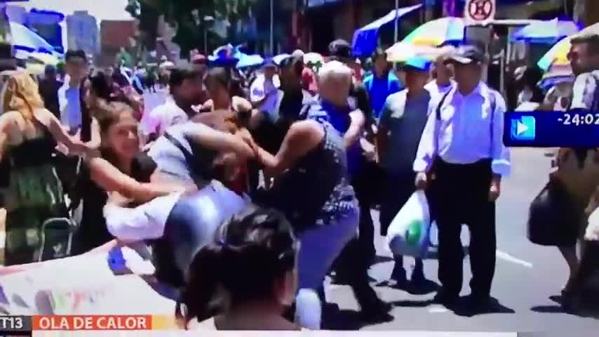 Tremenda pelea en barrio Meiggs interrumpe despacho en vivo