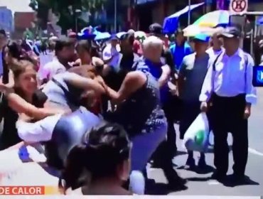 Tremenda pelea en barrio Meiggs interrumpe despacho en vivo