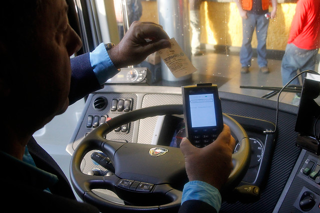 Pasajeros de buses interurbanos podrán girar y recargar celulares a bordo