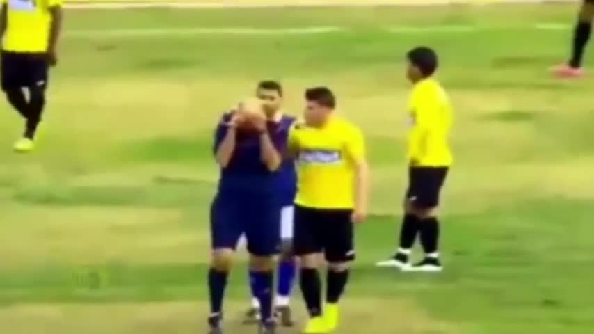 ¡Increíble! Árbitro se puso a llorar tras insultos de hinchas