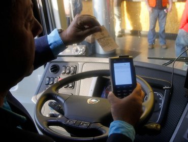 Pasajeros de buses interurbanos podrán girar y recargar celulares a bordo