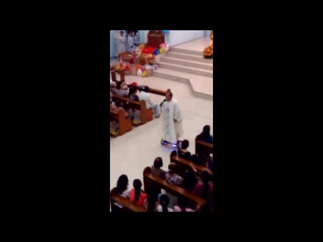 Insólito, Suspenden a sacerdote por oficiar misa sobre patineta eléctrica