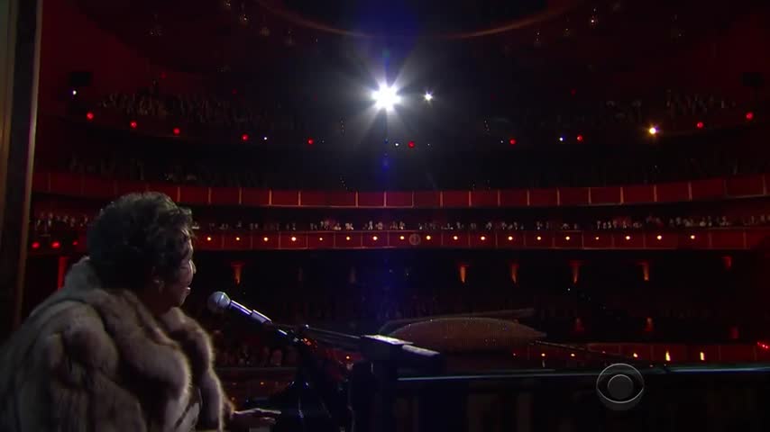 Aretha Franklin emociona a todos con su versión de (You Make Me Feel Like) A Natural Woman