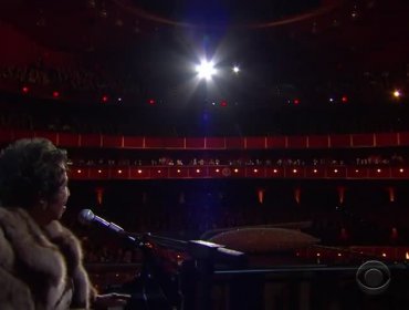 Aretha Franklin emociona a todos con su versión de (You Make Me Feel Like) A Natural Woman