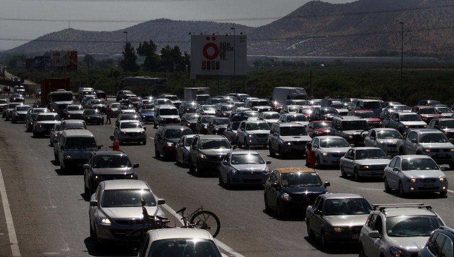 Más de 3.000 vehículos han salido desde Valparaíso rumbo a Santiago este sábado