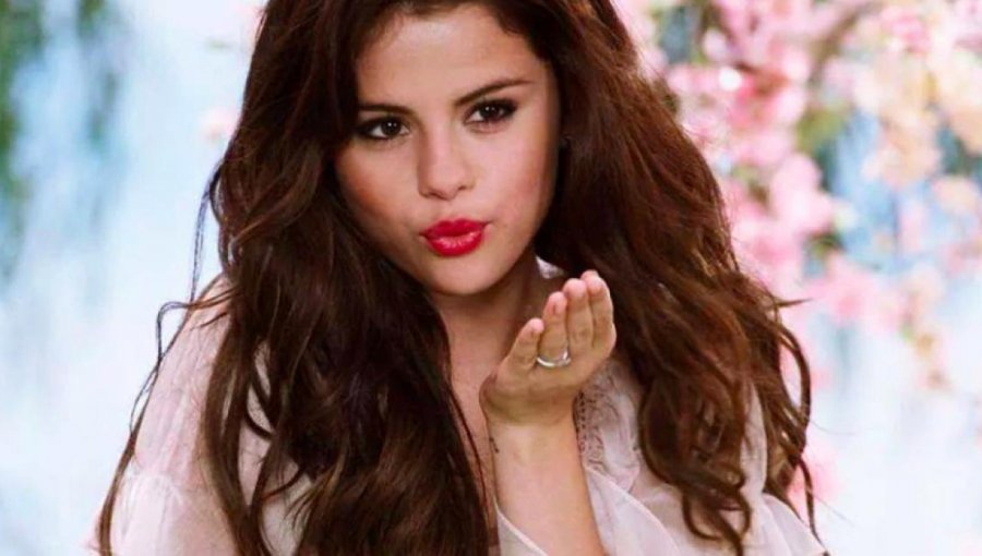 Selena Gómez sube la temperatura de Instagram con sexy foto con amigas