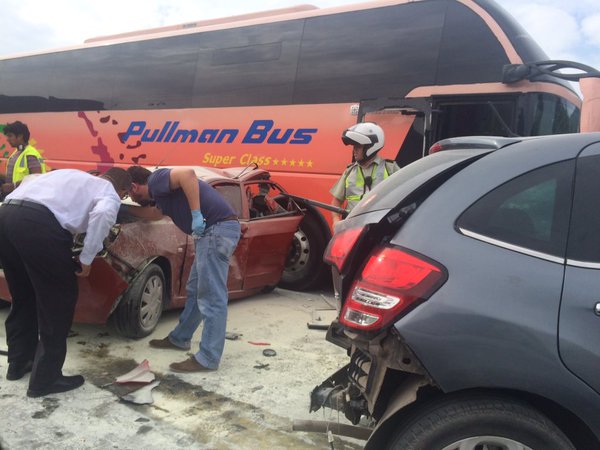 Pullman Bus impacta con tres vehículos menores en Ruta 68