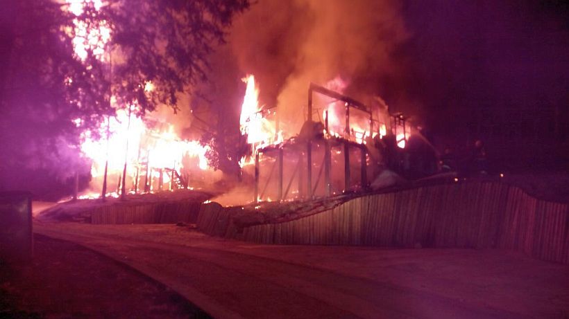 Cinco casas fueron totalmente quemadas por desconocidos en Pillanlelbún, al norte de Lautaro.