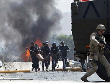 Terrorista suicida se hace estallar cerca del aeropuerto de Kabul