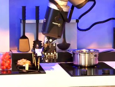 Este es el robot chef que cocina y lava la loza