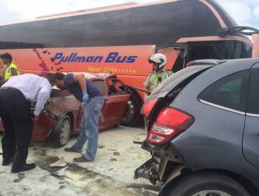 Pullman Bus impacta con tres vehículos menores en Ruta 68