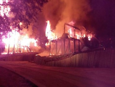 Cinco casas fueron totalmente quemadas por desconocidos en Pillanlelbún, al norte de Lautaro.