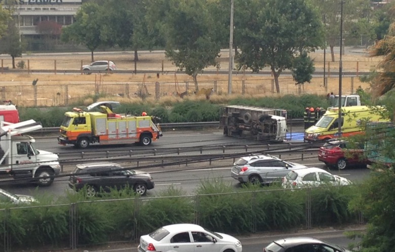 Ruta 5 Norte bloqueada por grave accidente de dos camiones