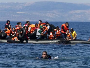 Unos 24 refugiados muertos tras naufragar en el mar Egeo