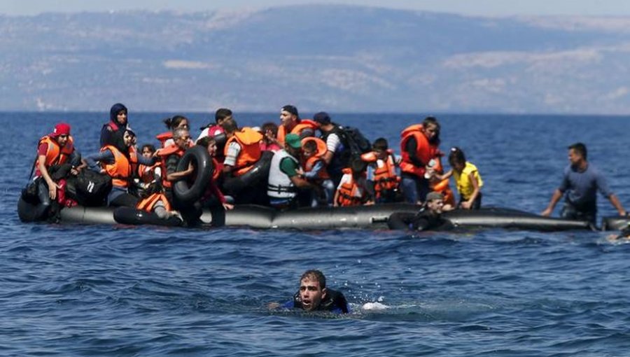 Unos 24 refugiados muertos tras naufragar en el mar Egeo