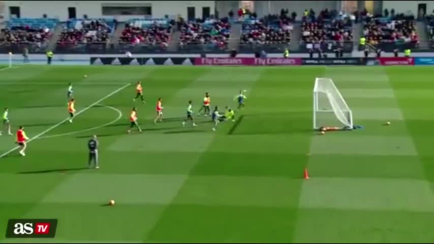 Gol de vaselina de Cristiano Ronaldo y grito del público en su honor en el entrenamiento