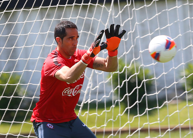 IFFHS ubicó a Claudio Bravo como uno de los tres mejores arqueros del mundo