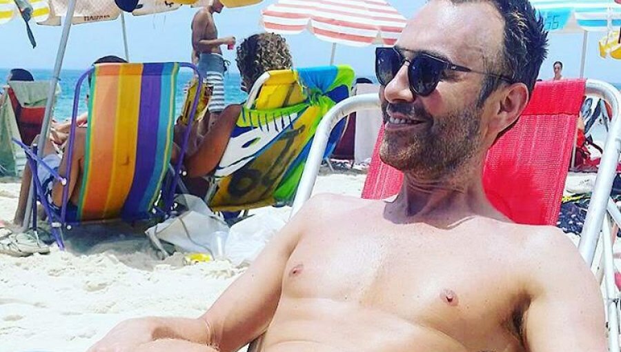 Jordi Castell luce su trabajado cuerpo en Brasil