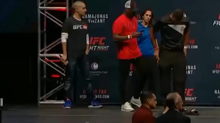El fascinado rostro de una joven al ver cuerpos semidesnudos de luchadores de la UFC