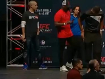 El fascinado rostro de una joven al ver cuerpos semidesnudos de luchadores de la UFC