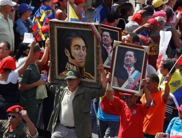 Rescatan los cuadros de Bolívar y Chávez desechados por la oposición venezolana del Parlamento