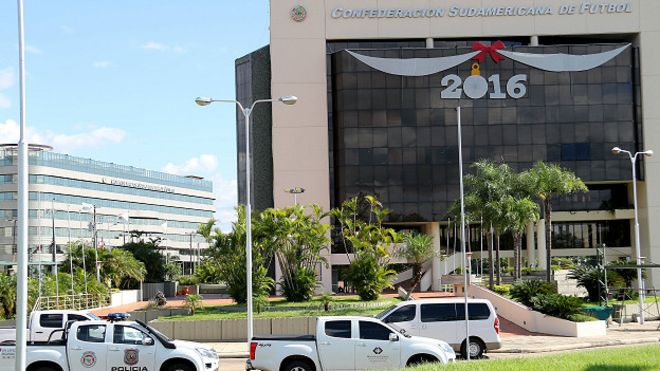 La policía de Paraguay allana la sede de la Conmebol por escándalo de la FIFA