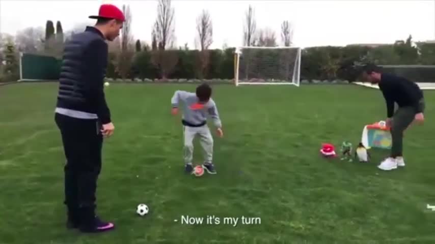 Cristiano Ronaldo le enseñó a patear tiros libres a su hijo