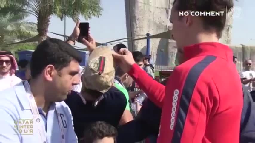 Hincha es sorprendido por Zlatan Ibrahimovic con particular autógrafo