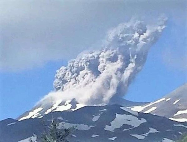 Volcán Nevados de Chillán: Humareda pone en alerta y realizan evacuación voluntaria