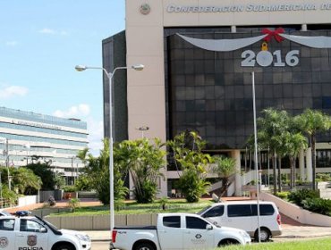 La policía de Paraguay allana la sede de la Conmebol por escándalo de la FIFA