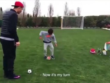 Cristiano Ronaldo le enseñó a patear tiros libres a su hijo