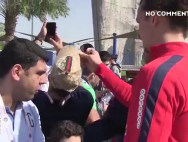 Hincha es sorprendido por Zlatan Ibrahimovic con particular autógrafo