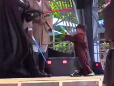 Pequeño Jedi muestra que la fuerza lo acompaña