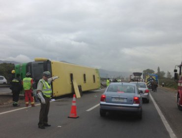 Bus volcó en Ruta 5 Norte: 21 lesionados leves y 4 de mediana gravedad