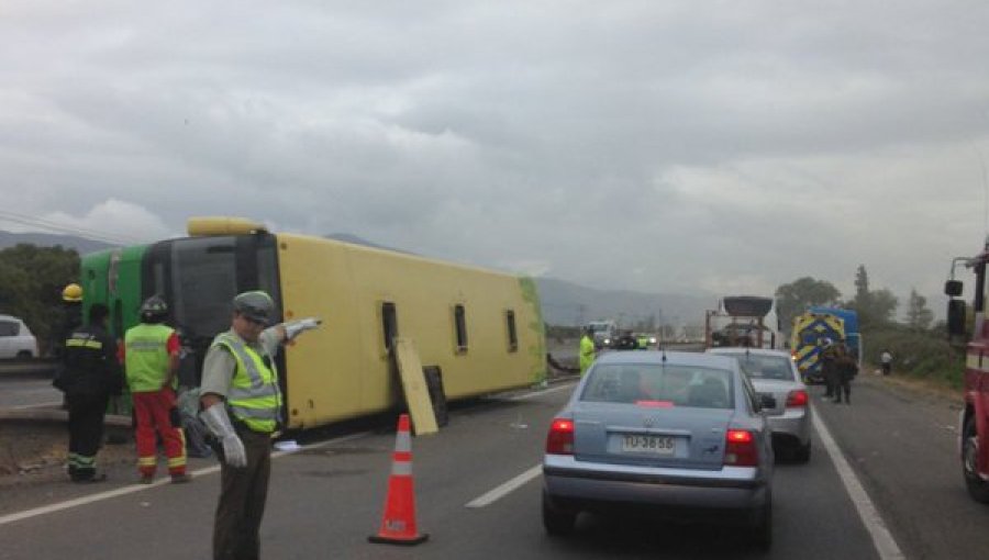 Bus volcó en Ruta 5 Norte: 21 lesionados leves y 4 de mediana gravedad