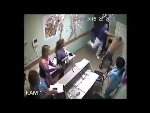 ¡Increíble! Médico mata a golpes a paciente en Rusia